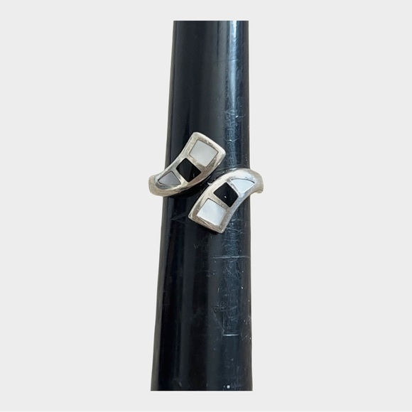 Mother of Pearl & Onyx inlaid in Heavy Sterling Ring Size 7. New Old Stock - Picture 5 of 7
